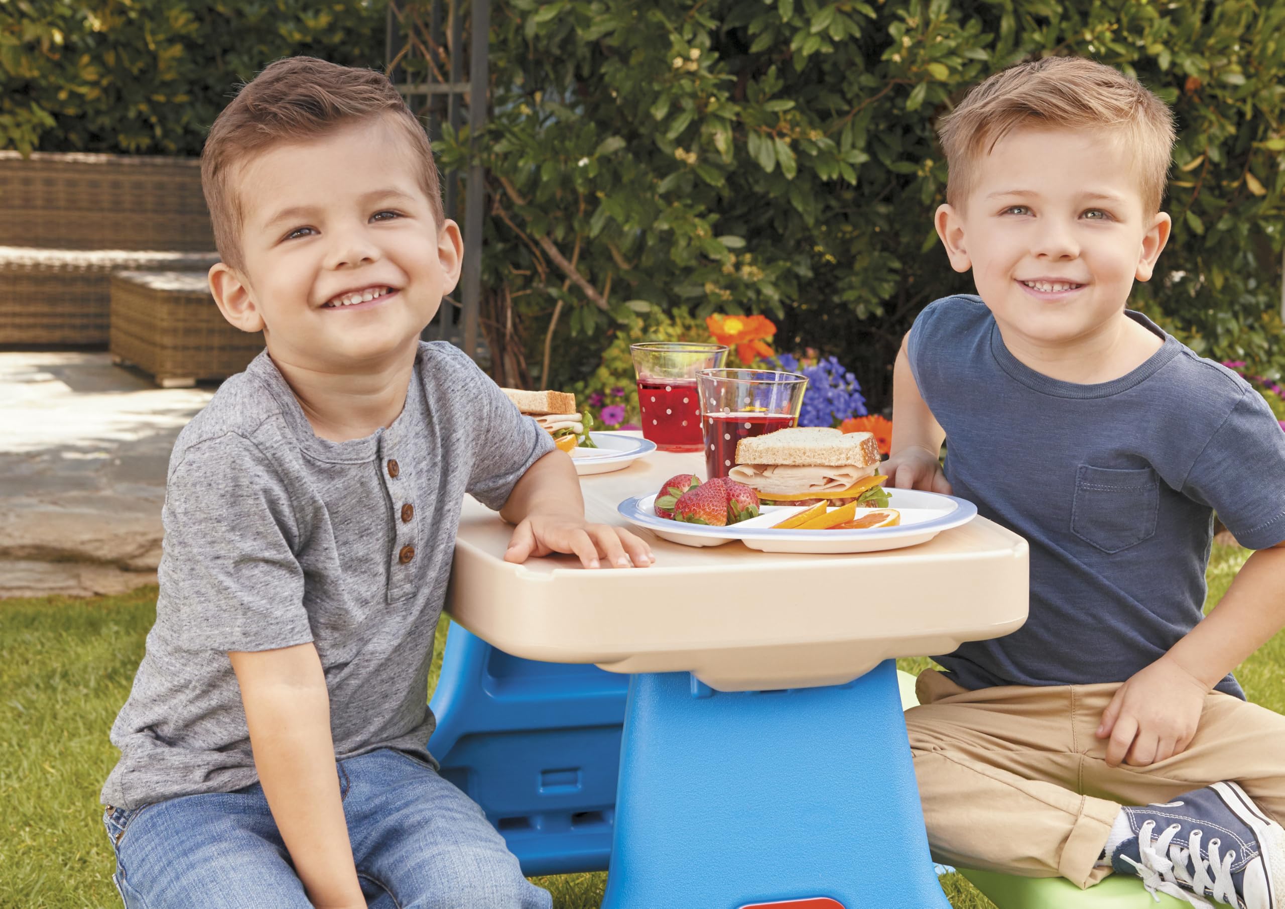 Little Tikes mesa en exterior con niño sentado y sombrilla, beneficio de sombra y juego social