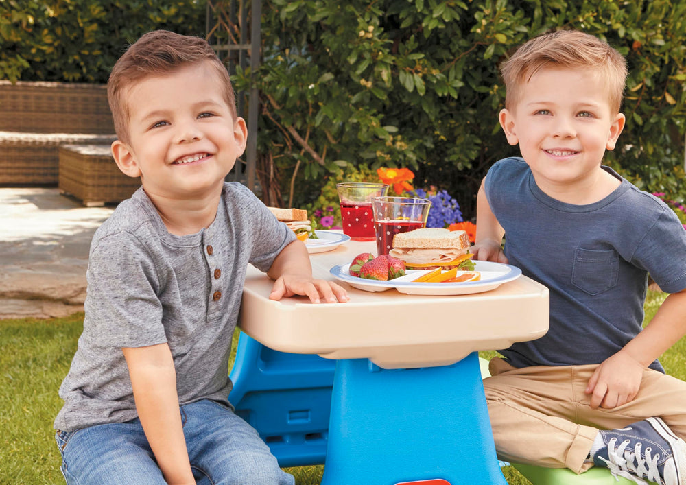 Little Tikes mesa en exterior con niño sentado y sombrilla, beneficio de sombra y juego social