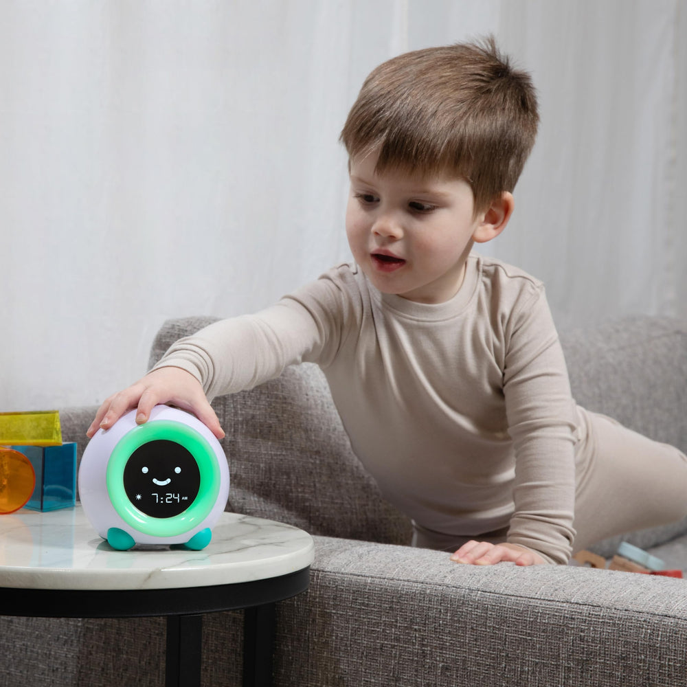 LittleHippo Mella junto a una mano para comparar tamaño, ideal para mesita infantil