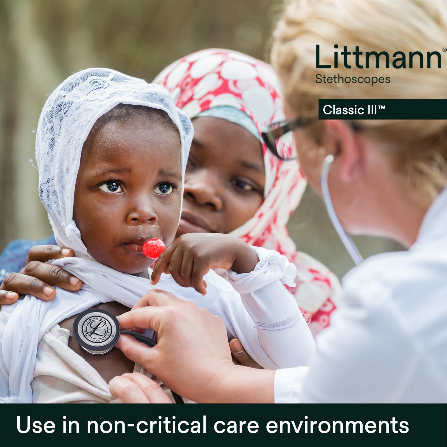 Littmann en uso pediátrico mostrando el lado pequeño para pacientes infantiles más cómodo