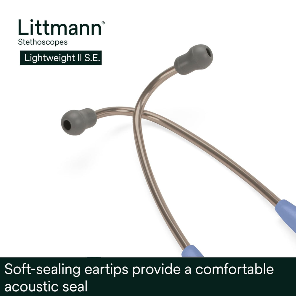 Littmann comparación de tamaño junto a un bolso mostrando su portabilidad