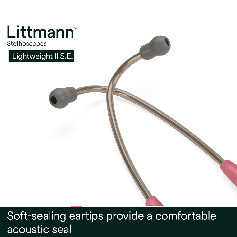 Littmann frente a un bolso para mostrar tamaño y comodidad de transporte