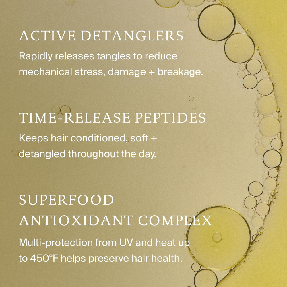 Living Proof aplicándose sobre cabello húmedo antes de peinar