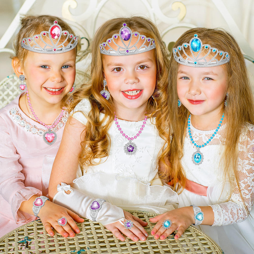 LJZJ niña jugando vestida de princesa demostrando uso imaginativo
