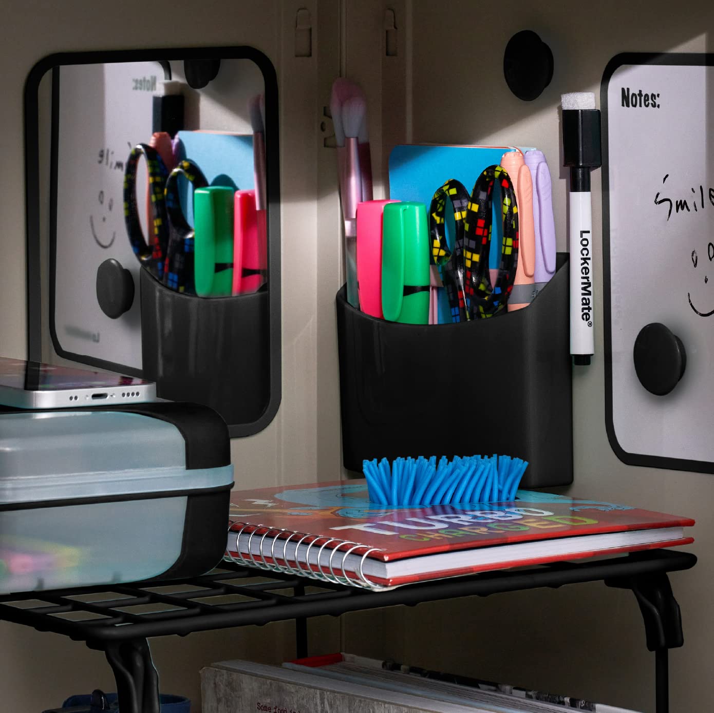 LockerMate casillero instalado con kit mostrando organización estudiantil