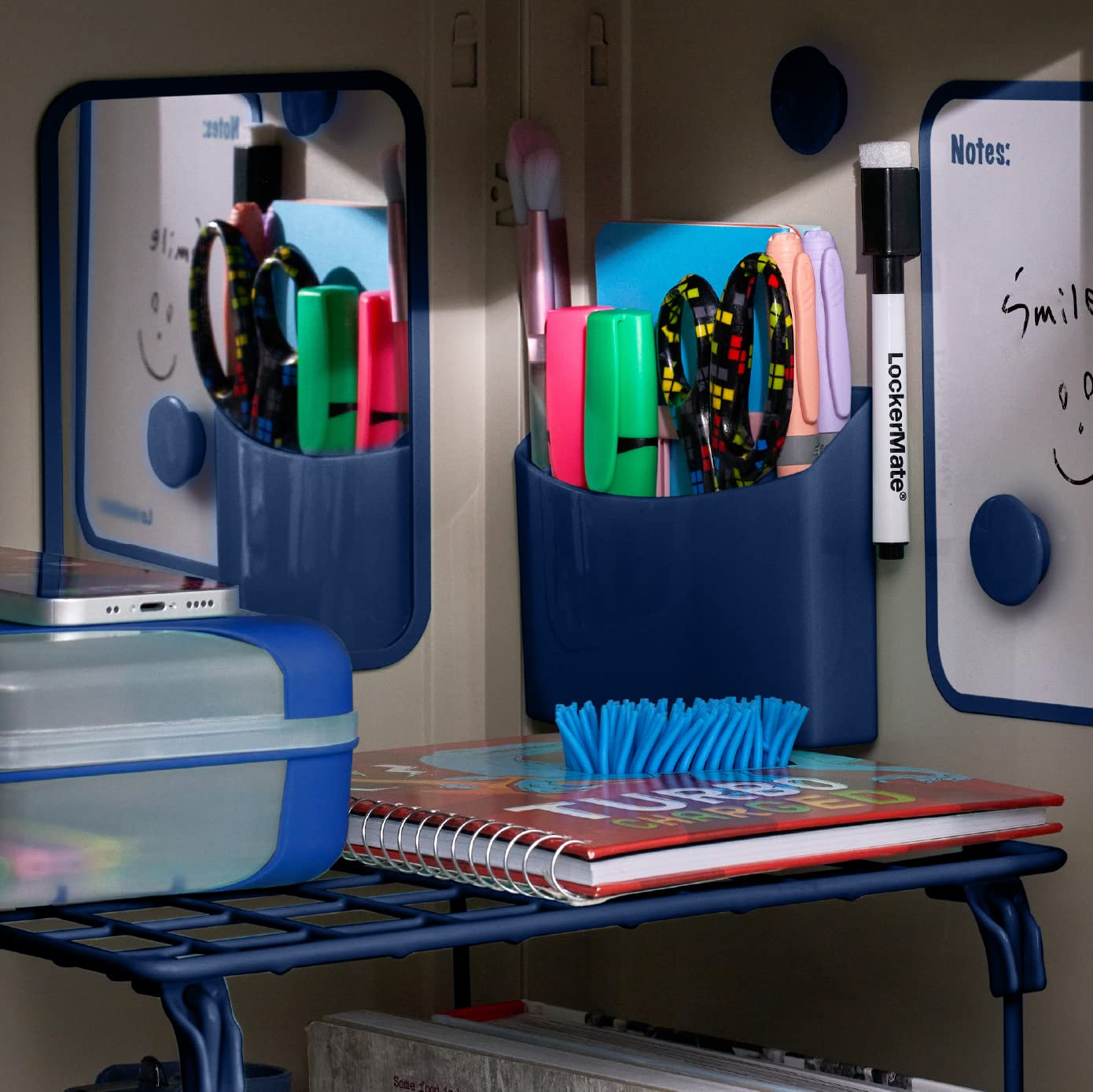 LockerMate casillero organizado con kit instalado mostrando orden y ahorro de espacio