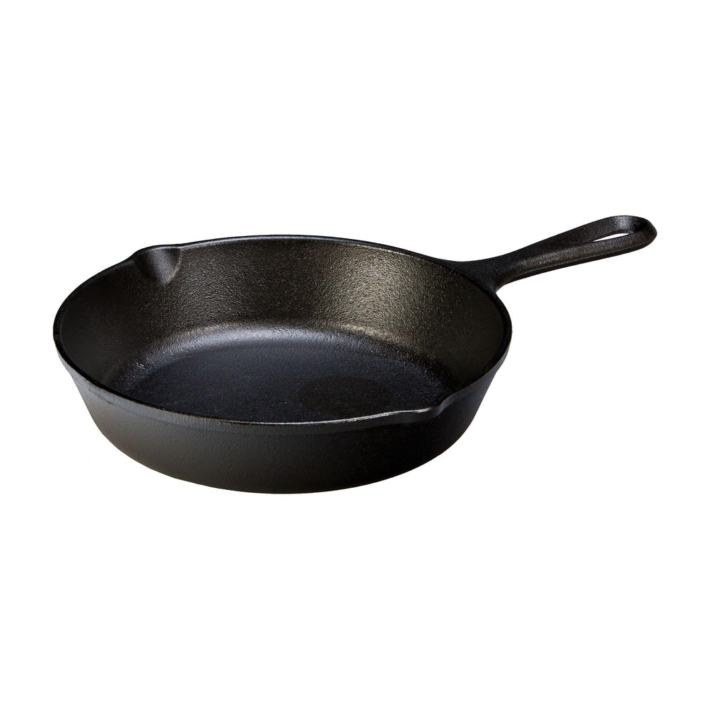 Lodge sartén 8-inch dentro de horno mostrando versatilidad de uso