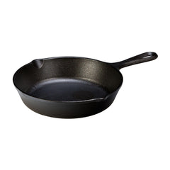 Lodge sartén 8-inch dentro de horno mostrando versatilidad de uso