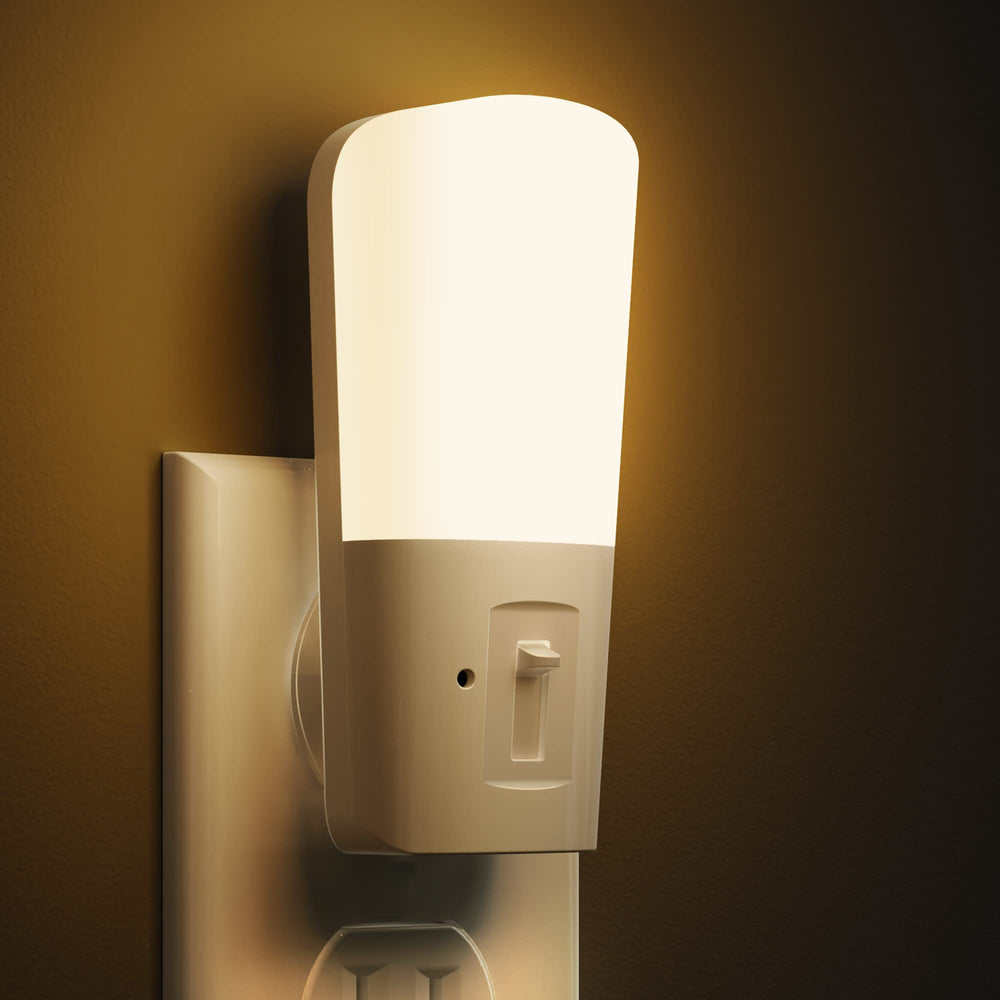 LOHAS-LED vista frontal enchufada mostrando luz cálida y ahorro
