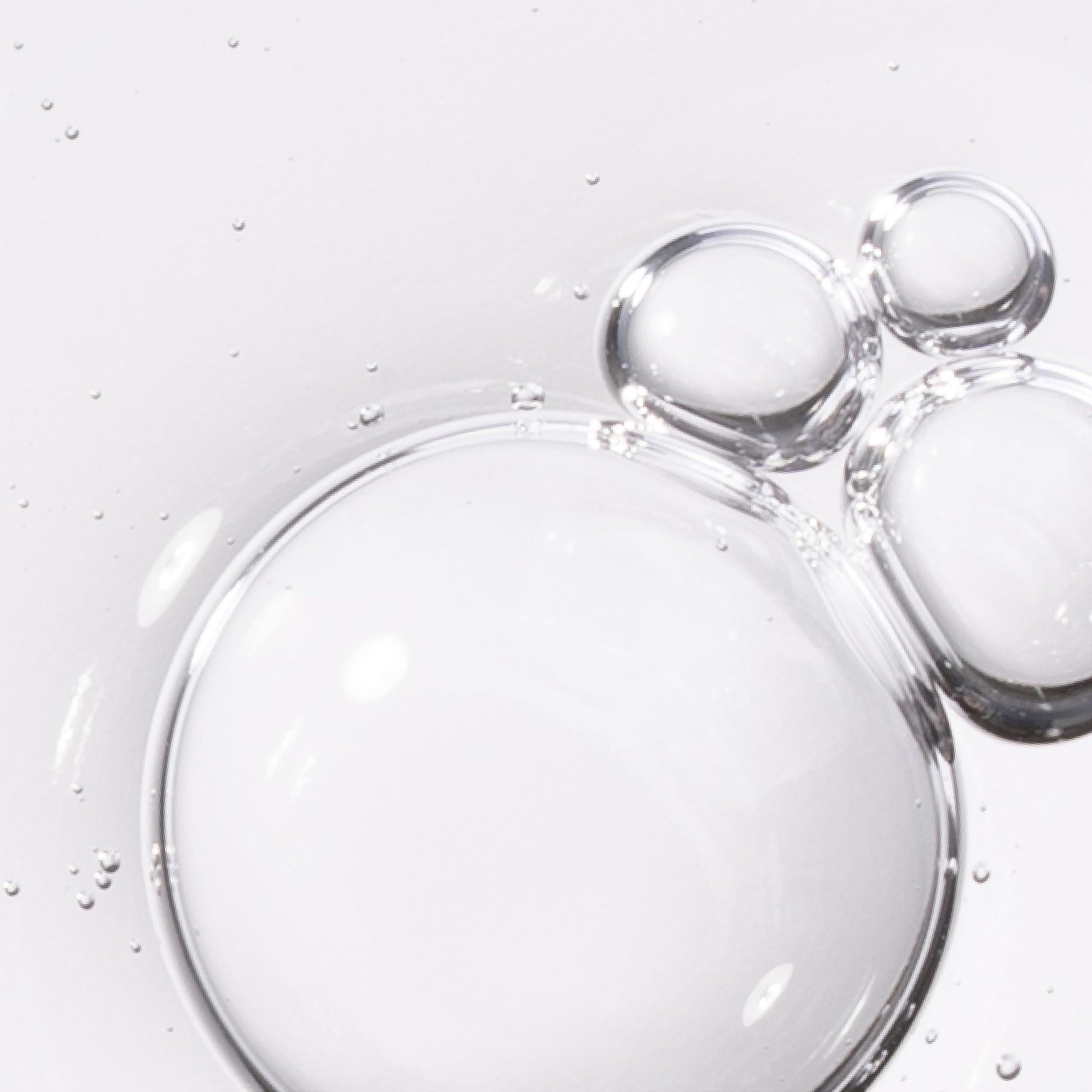 L'Oreal Paris ambientación lifestyle en baño moderno, rutina de cuidado fácil