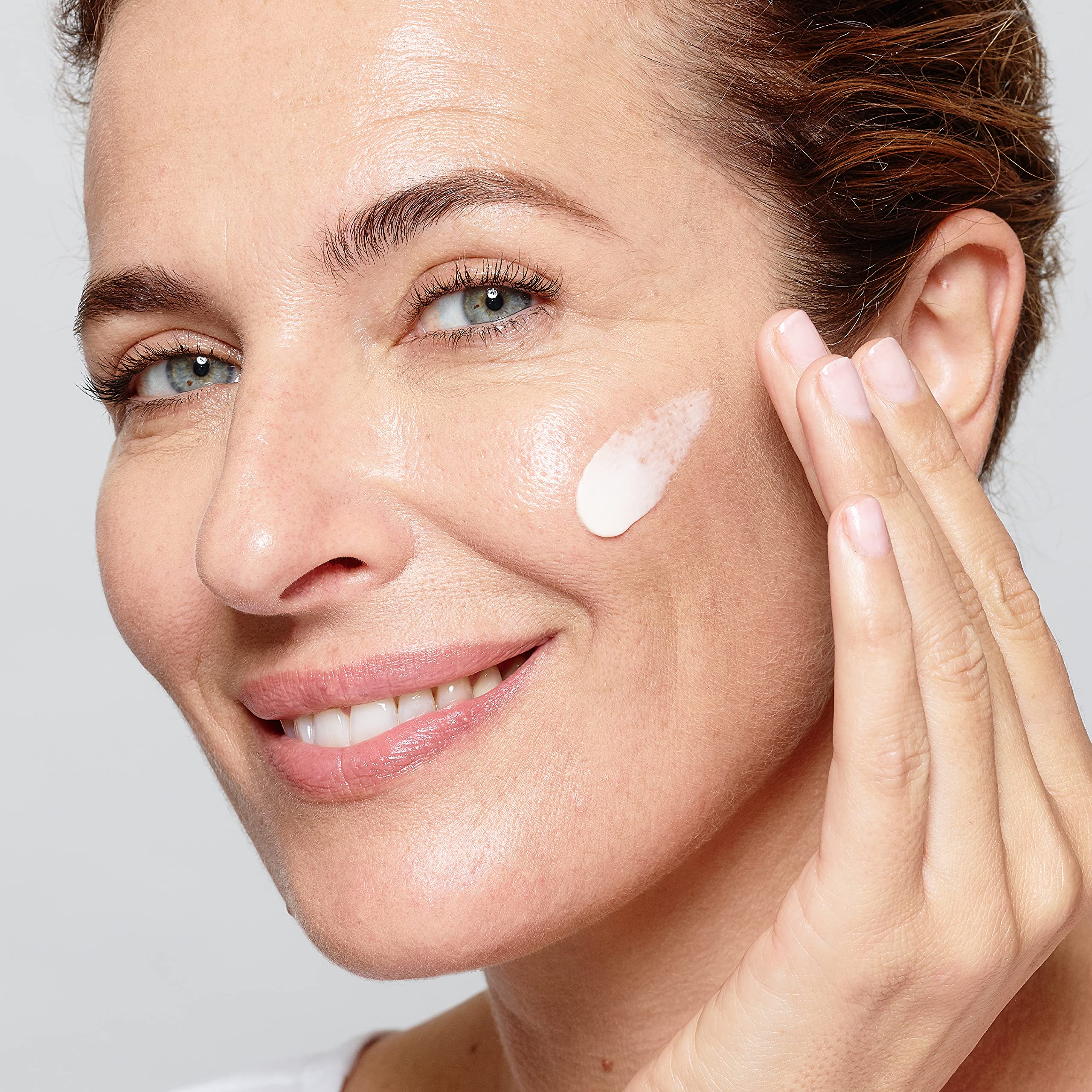 L'Oreal Paris Age Perfect detalle de crema sobre pétalo, sensación delicada