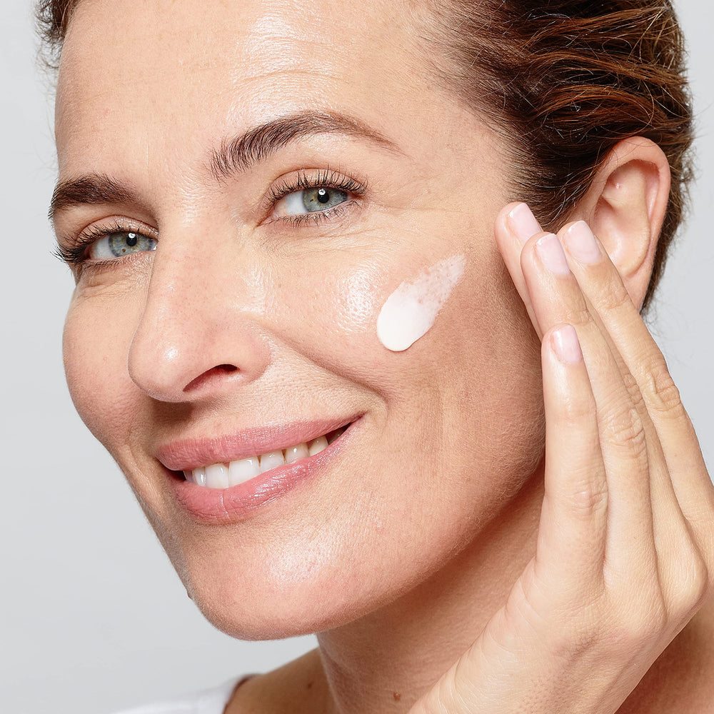 L'Oreal Paris Age Perfect detalle de crema sobre pétalo, sensación delicada