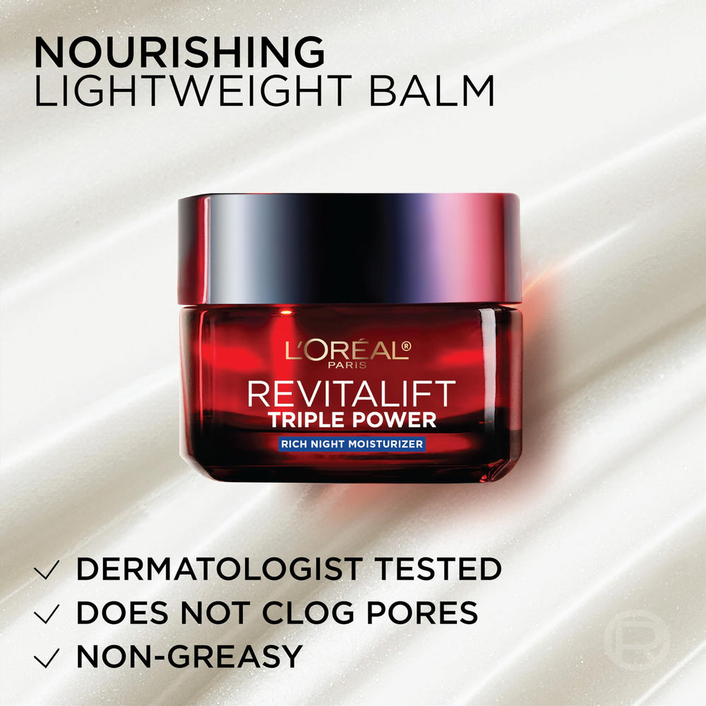 L'Oreal Paris tarro sobre estante de baño transmitiendo uso diario sencillo
