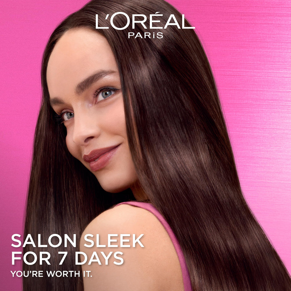 L'Oreal Paris espuma cremosa del shampoo en mano, beneficio limpieza suave