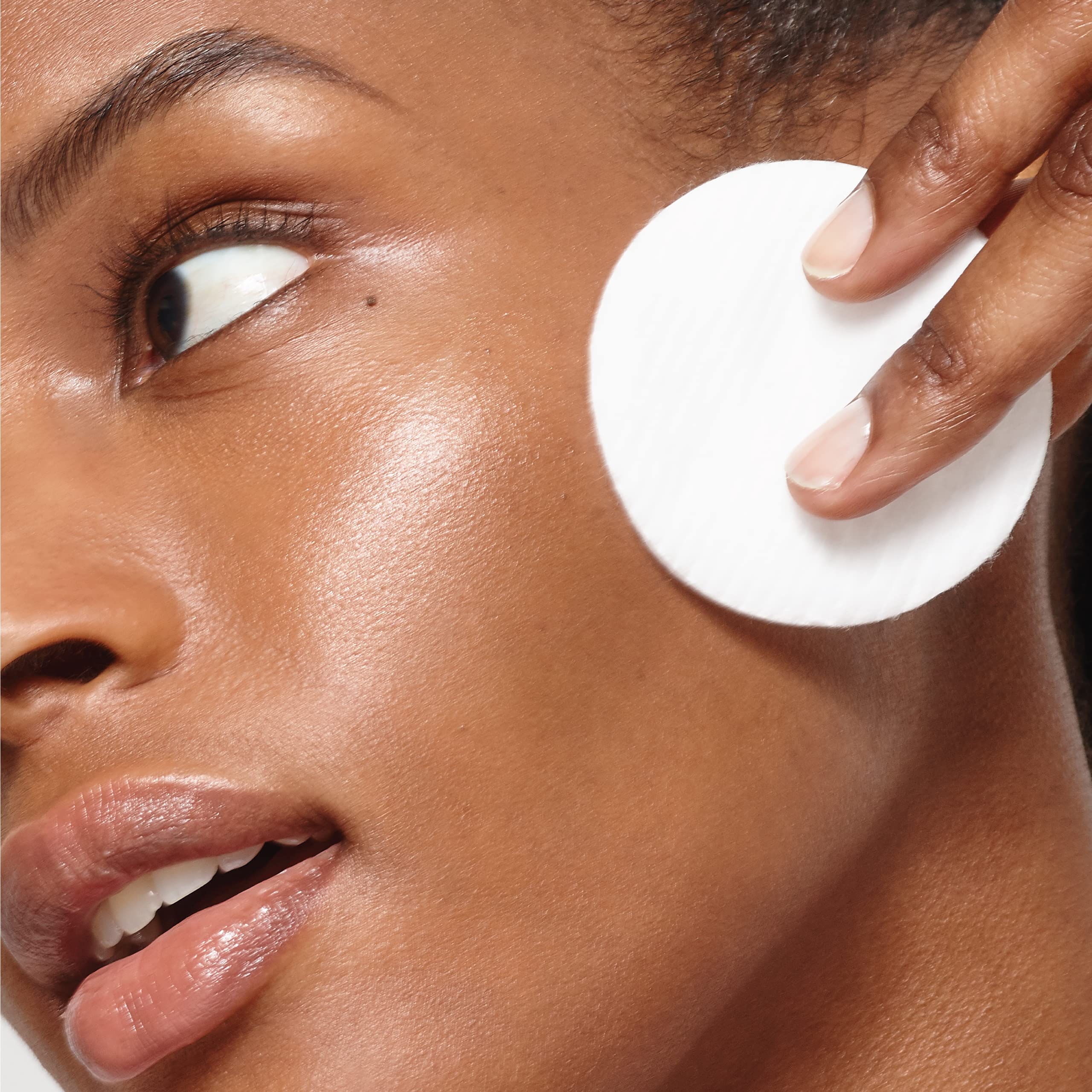 L'Oreal Paris comparación antes y después con piel más luminosa