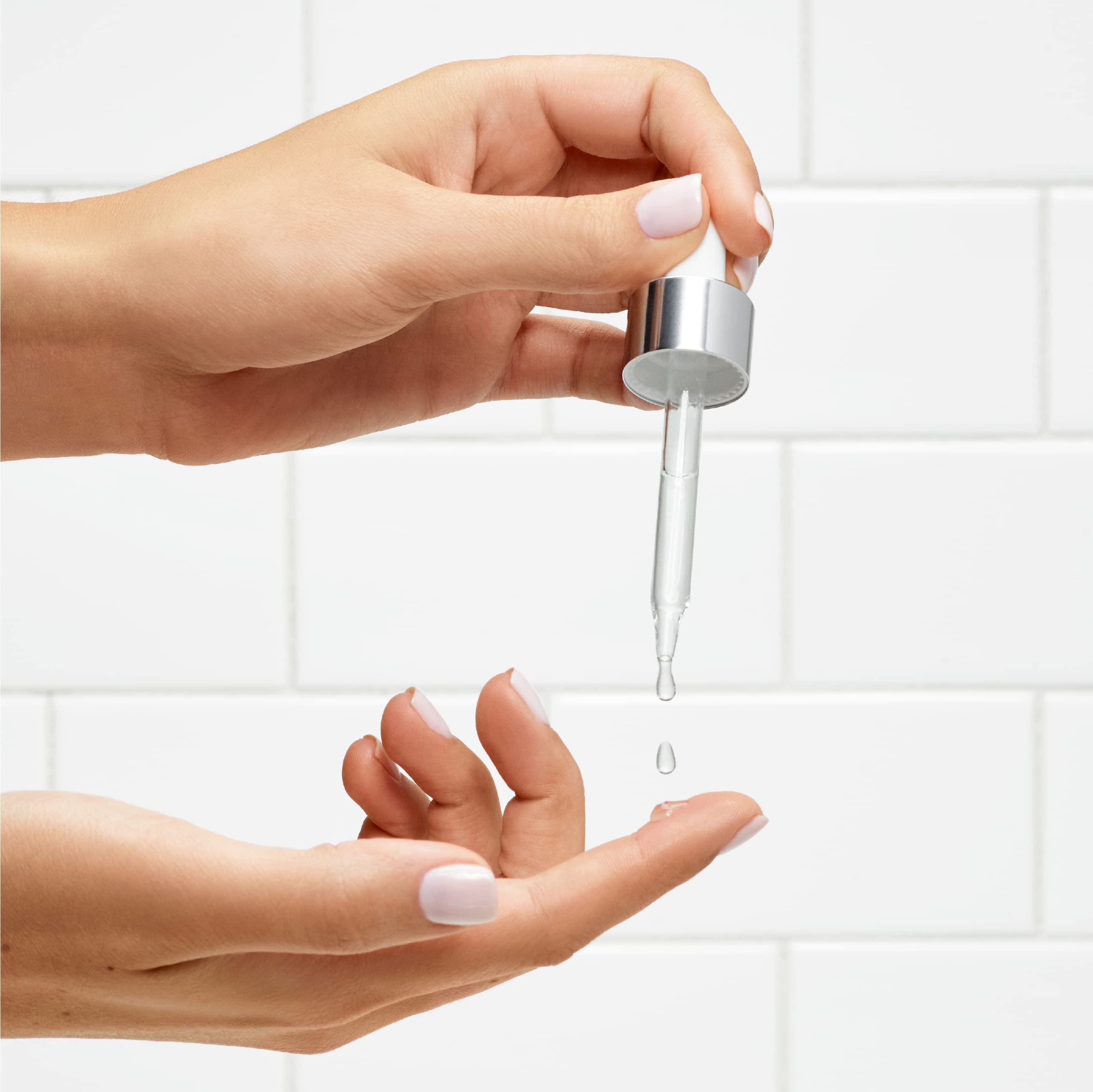 L'Oreal Paris primer plano de aloe que aporta efecto calmante al sérum
