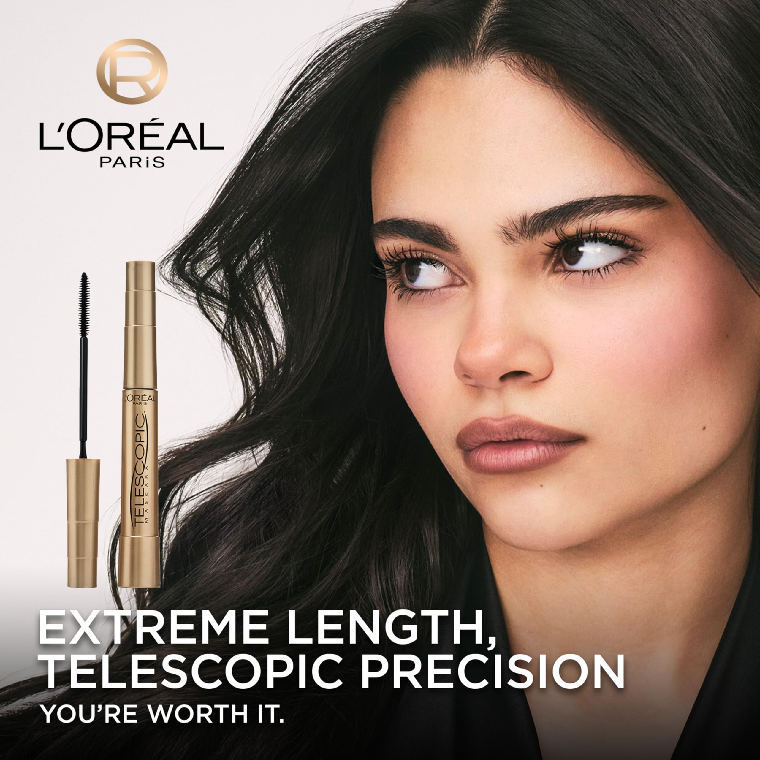 L'Oreal Paris primer plano del cepillo dual mostrando lado plano y peine para precisión