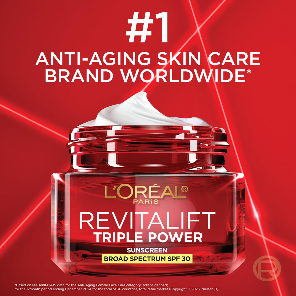 L'Oreal Paris producto en rutina matutina junto a serum y toalla limpia