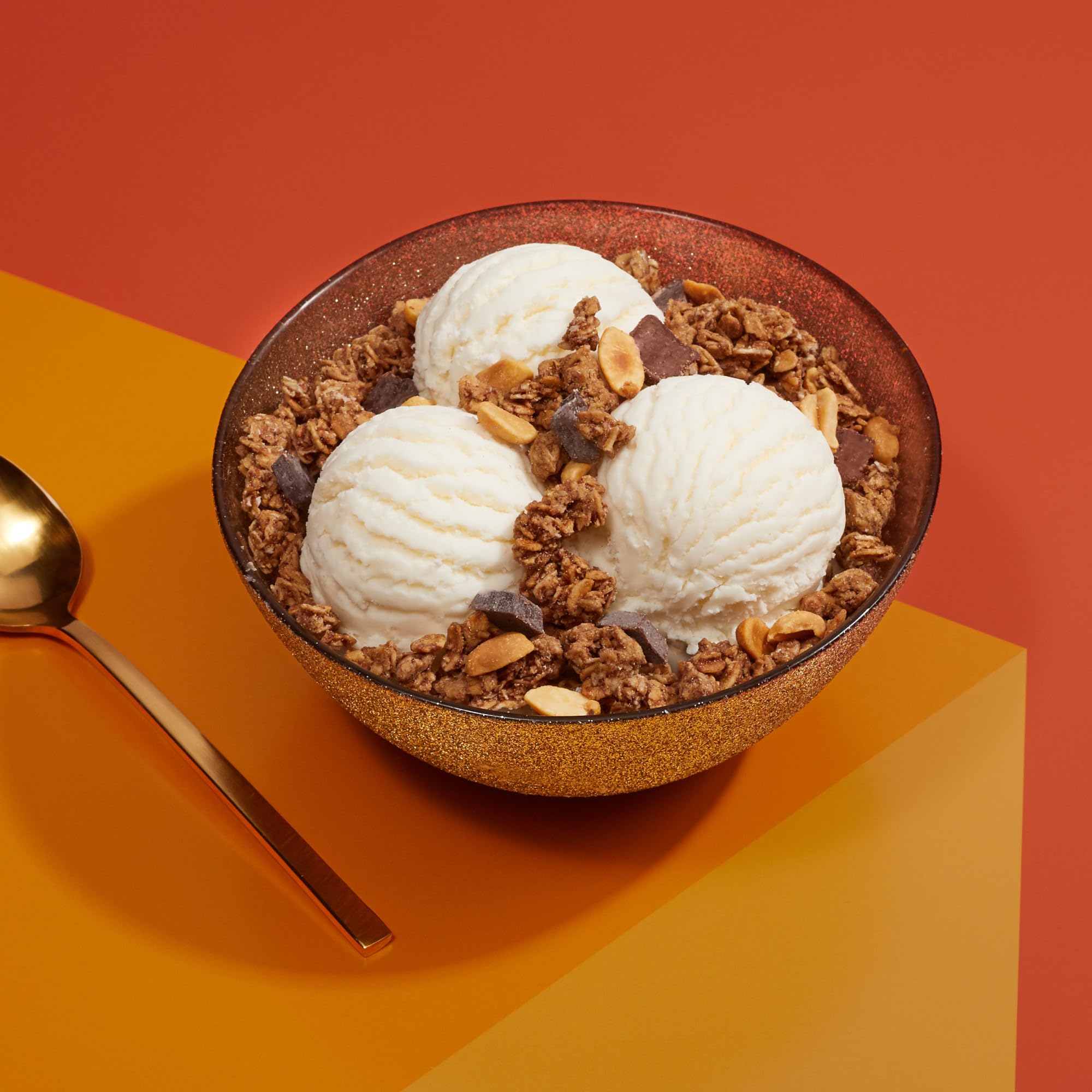Love Crunch granola servida sobre yogur para energía matutina