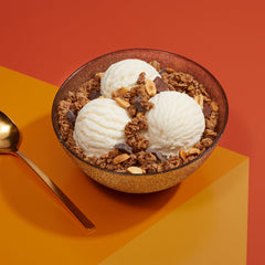 Love Crunch granola servida sobre yogur para energía matutina