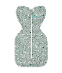 Love to Dream vista frontal del saco Swaddle Up en color olive, ajuste seguro