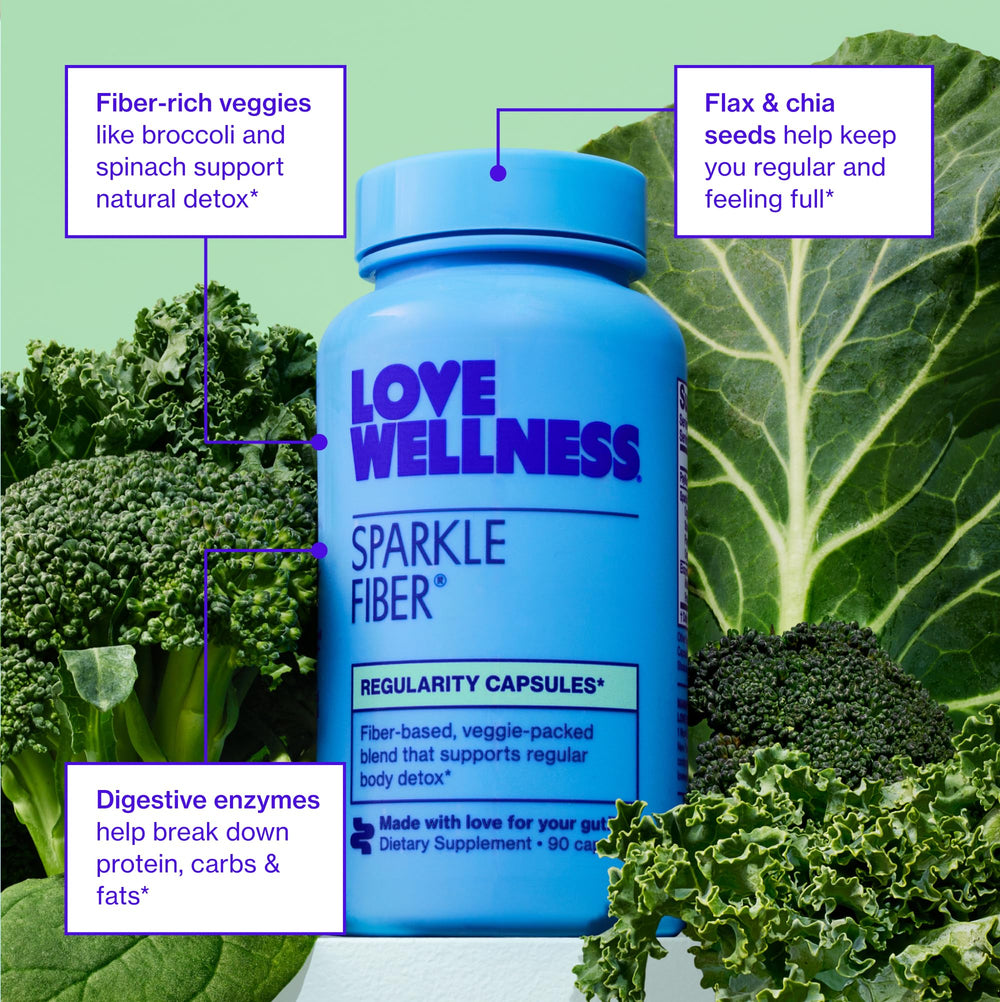 Love Wellness persona tomando cápsula con vaso de agua para uso seguro