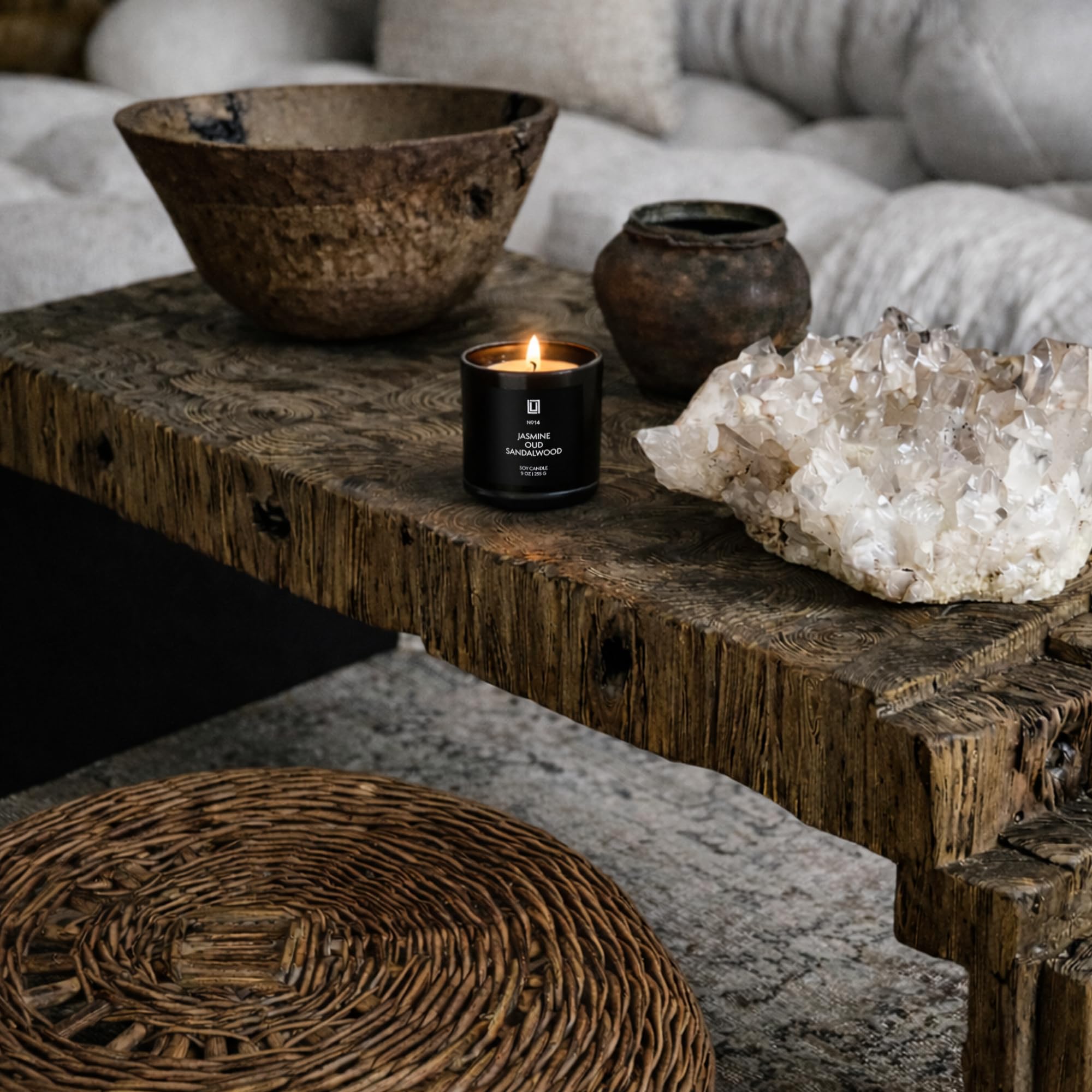 Lulu Candles vela encendida en salón creando ambiente cálido y sofisticado