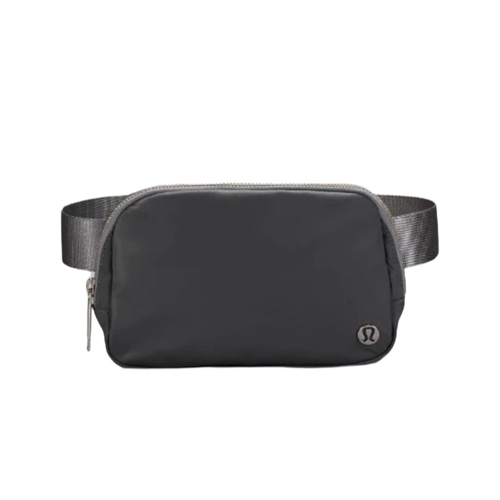 Lululemon riñonera vista frontal Asphalt Grey mostrando diseño compacto y elegante