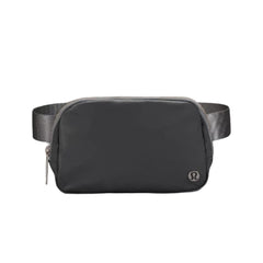 Lululemon riñonera vista frontal Asphalt Grey mostrando diseño compacto y elegante