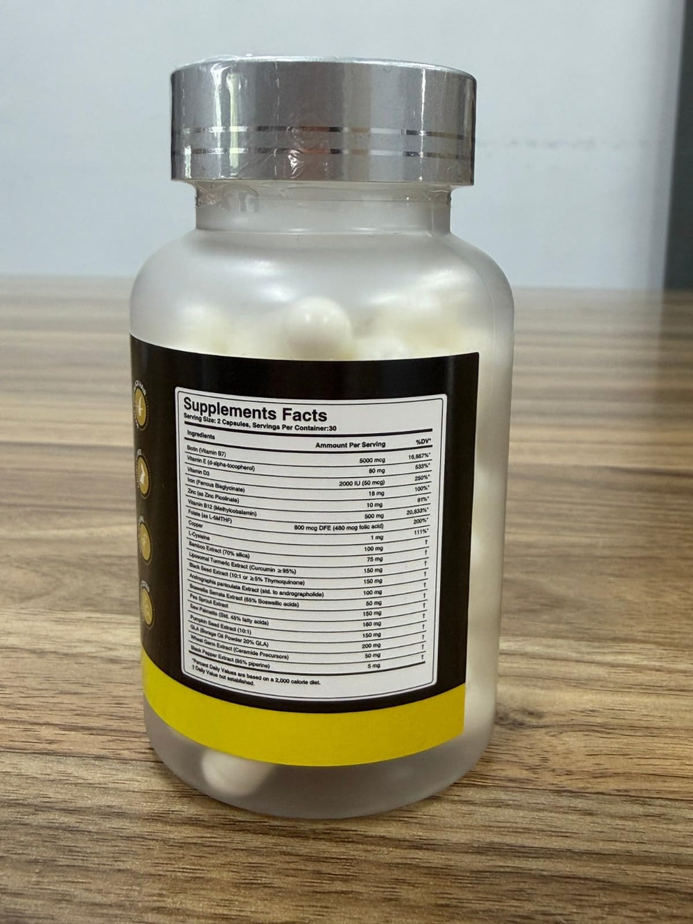 Lumin Root Revive: mujer con peinado saludable representando resultados estéticos