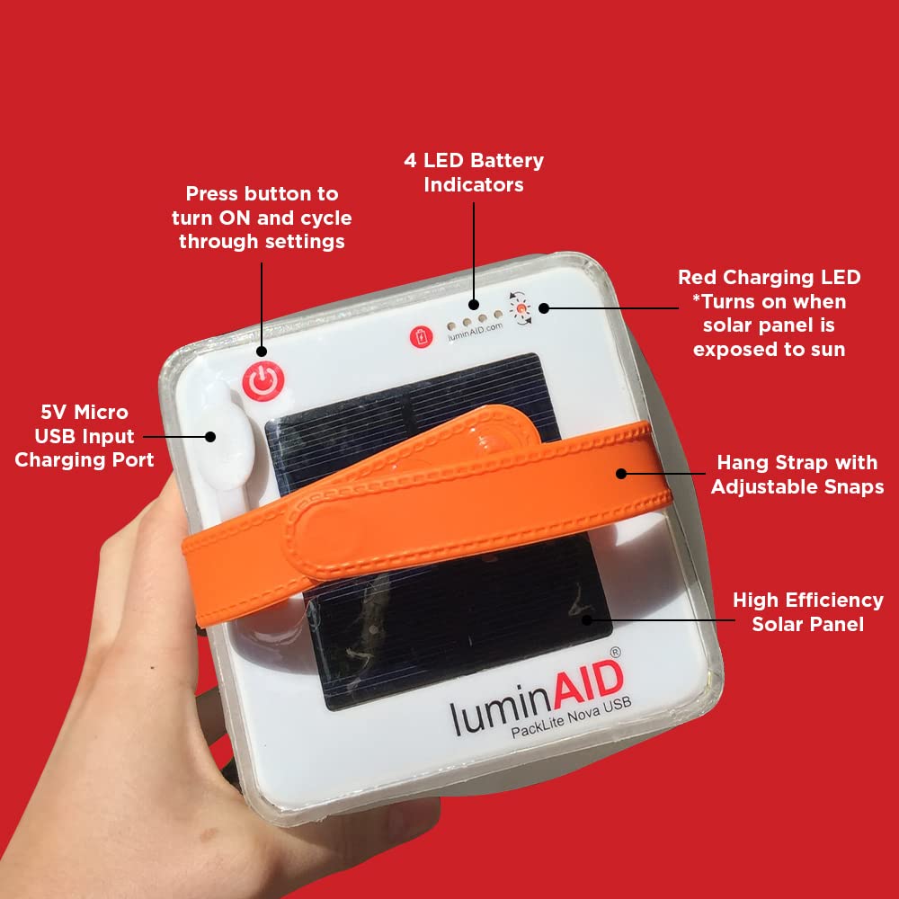 LuminAID Nova junto a una mano para comparar tamaño y portabilidad