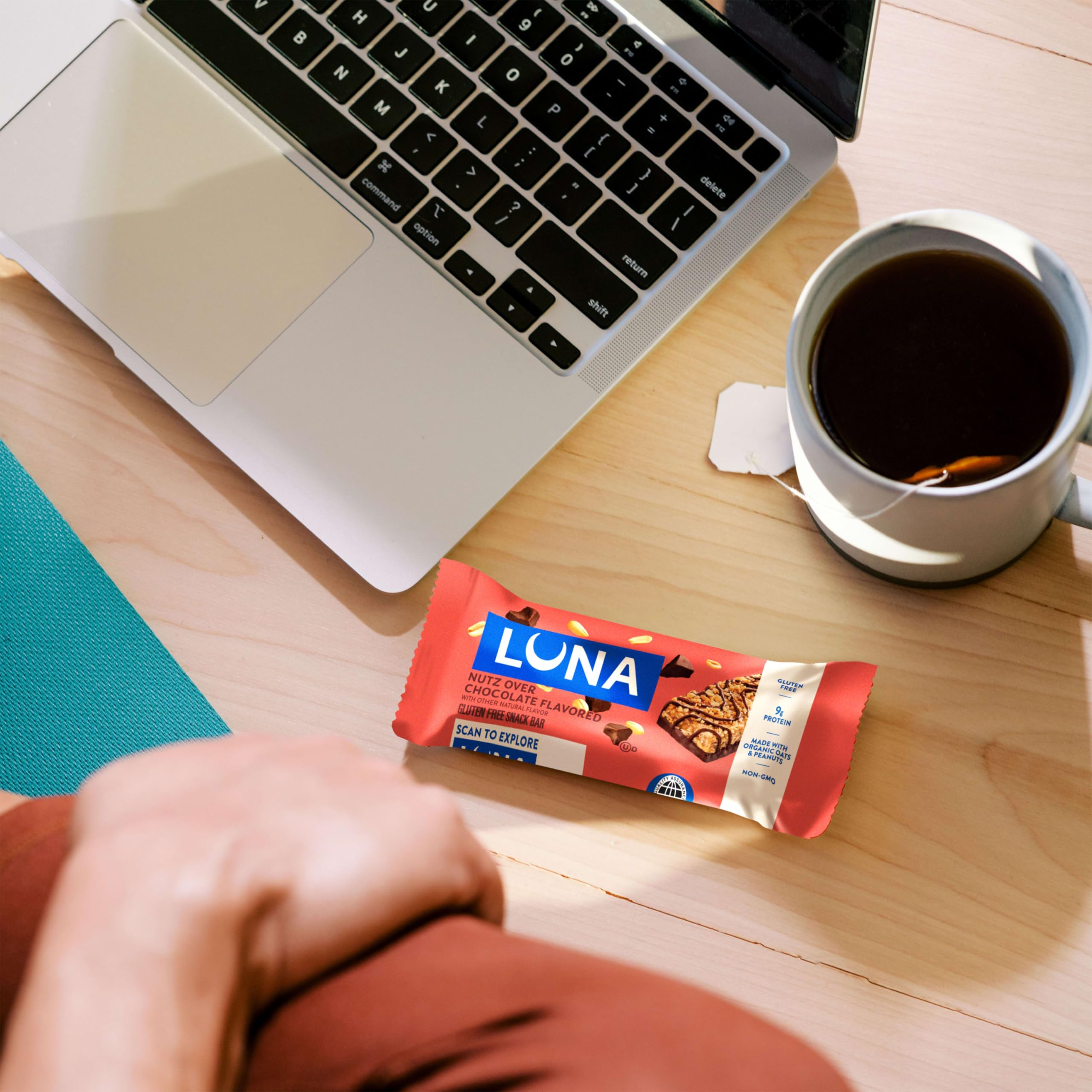 Luna Bar recubrimiento de chocolate oscuro mostrando acabado cremoso