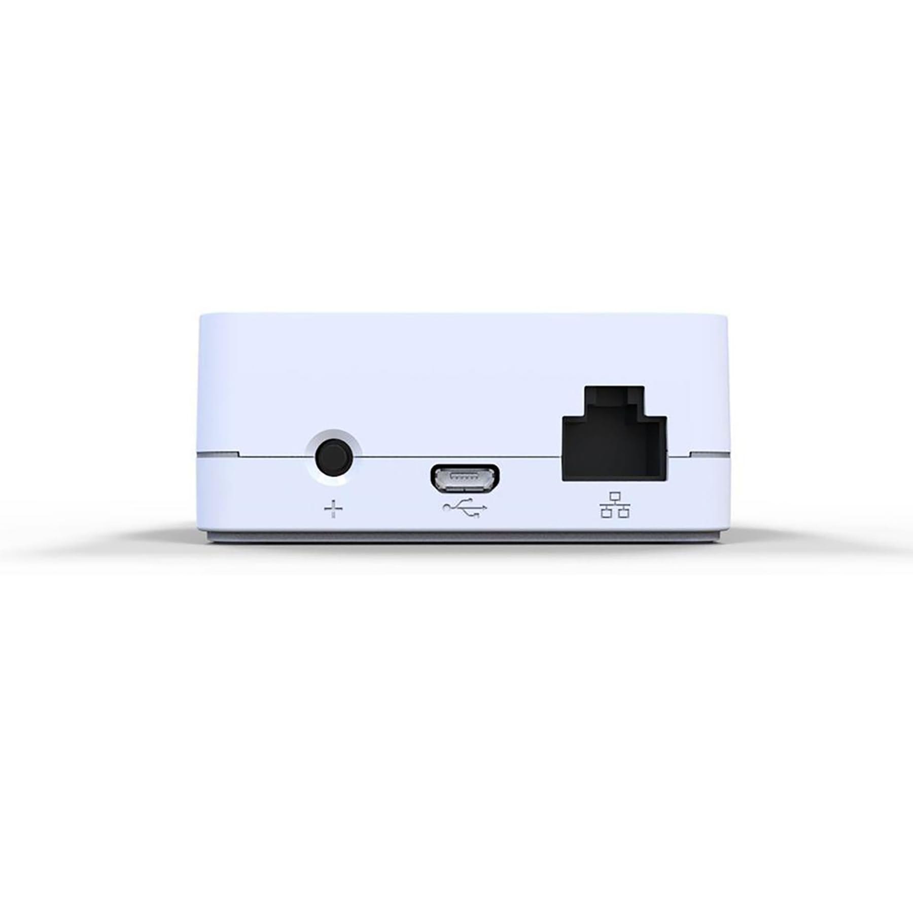 Lutron Caséta hub enchufado en sala, controla luces y mejora ambiente