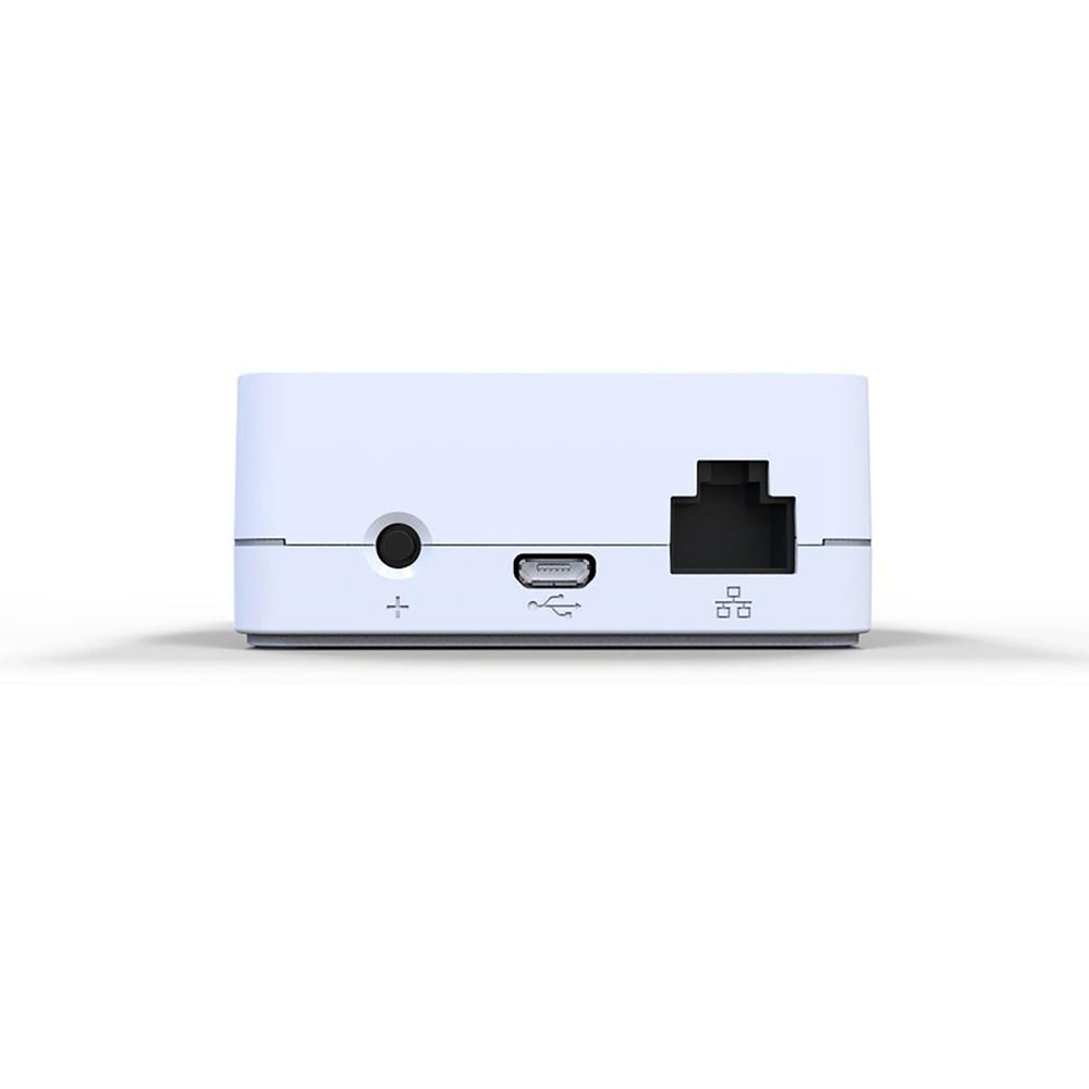 Lutron Caséta hub enchufado en sala, controla luces y mejora ambiente
