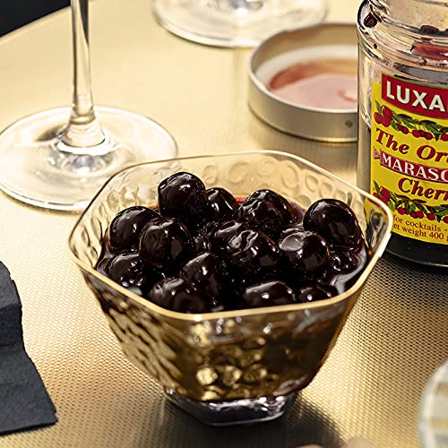 Luxardo cereza en cuchara lista para añadir sabor y decorar cóctel