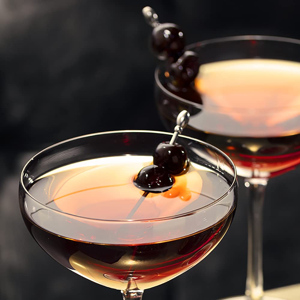 Luxardo cereza adornando un Old Fashioned para mejor presentación