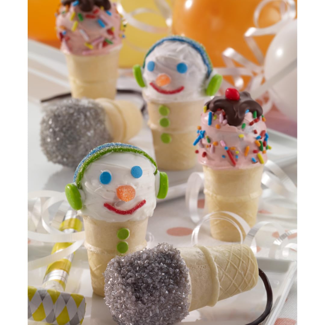 LYZA'S SWEETS & TREATS mano sosteniendo mini vaso para escala de tamaño