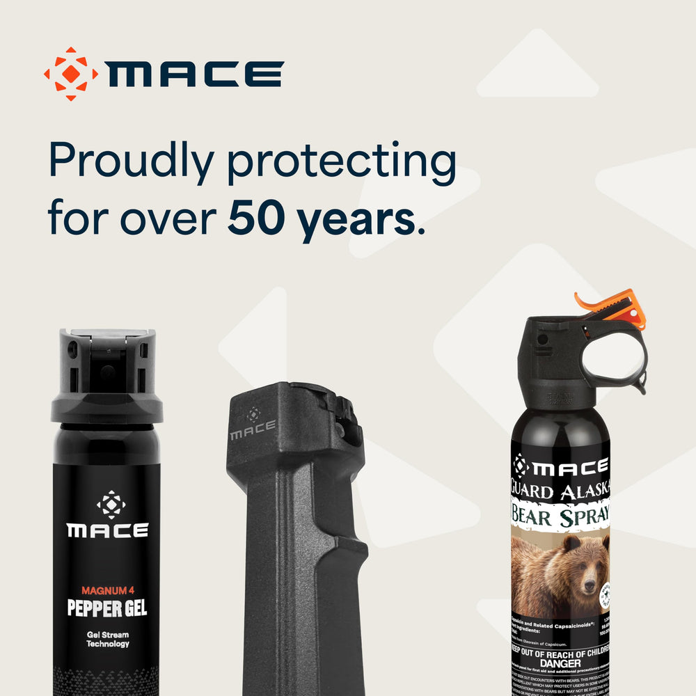 mace Guard Alaska en mochila de senderismo manteniendo el equipo accesible
