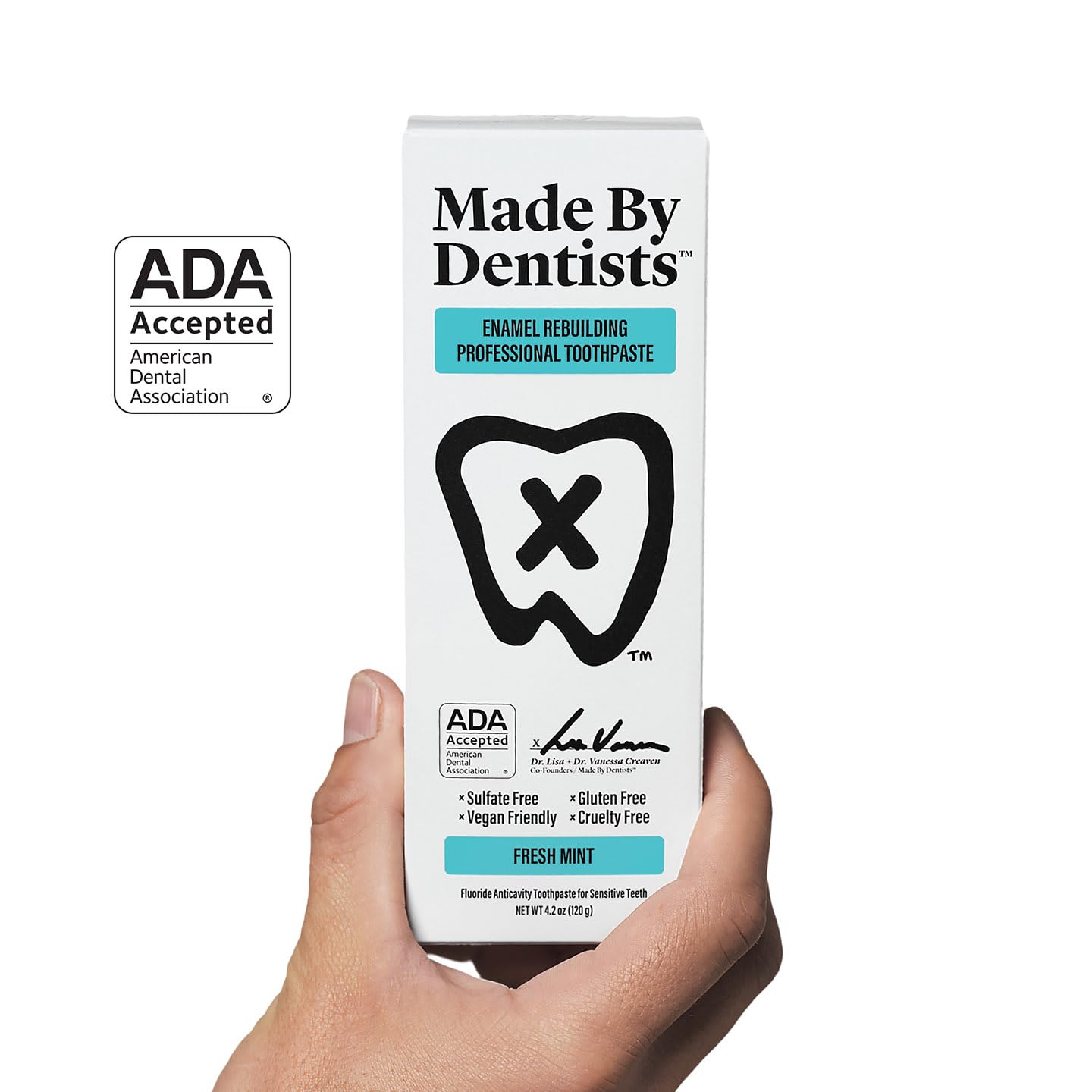 Made by Dentists persona cepillando dientes para reducir sensibilidad