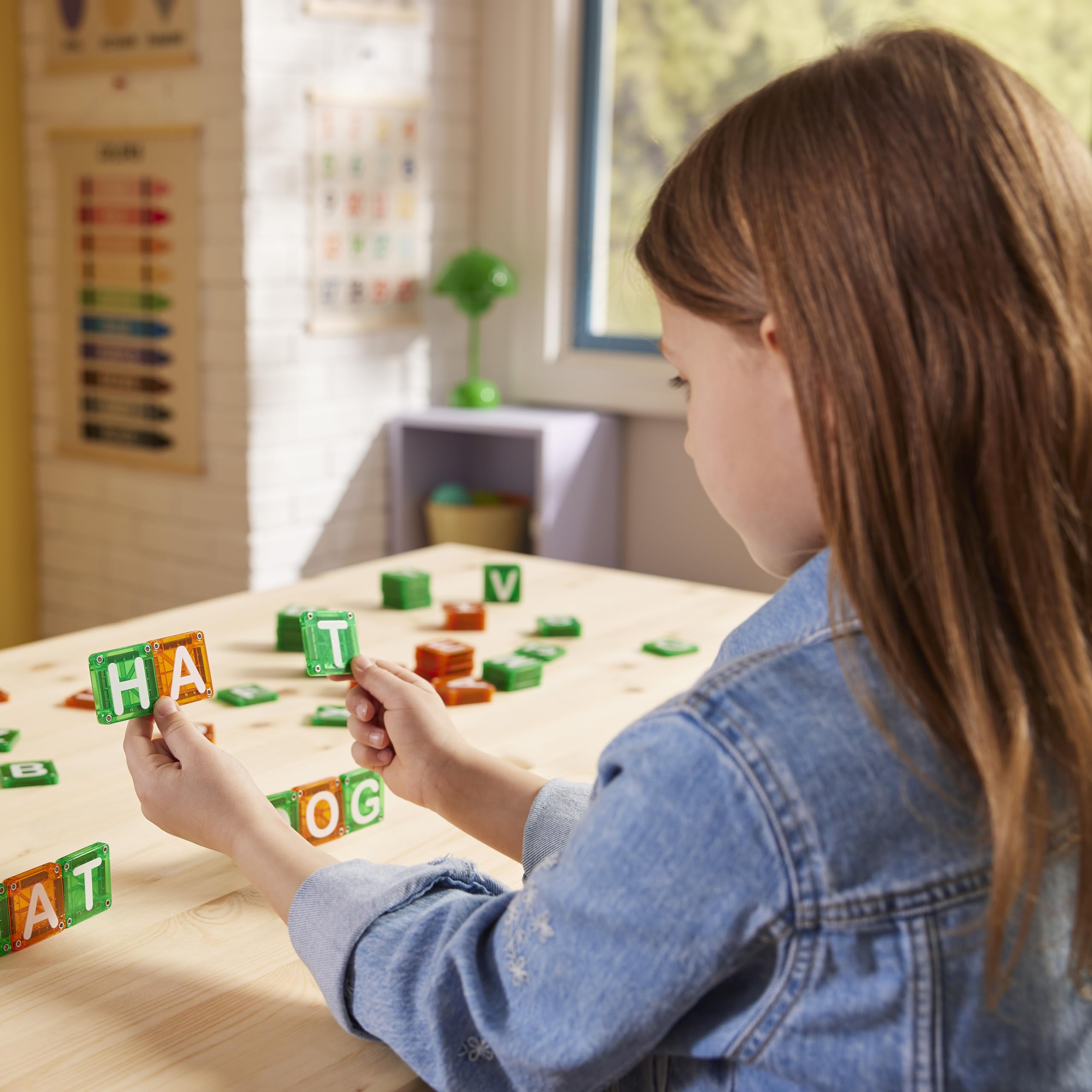 MAGNA-TILES letras unidas formando palabra simple para práctica lectora