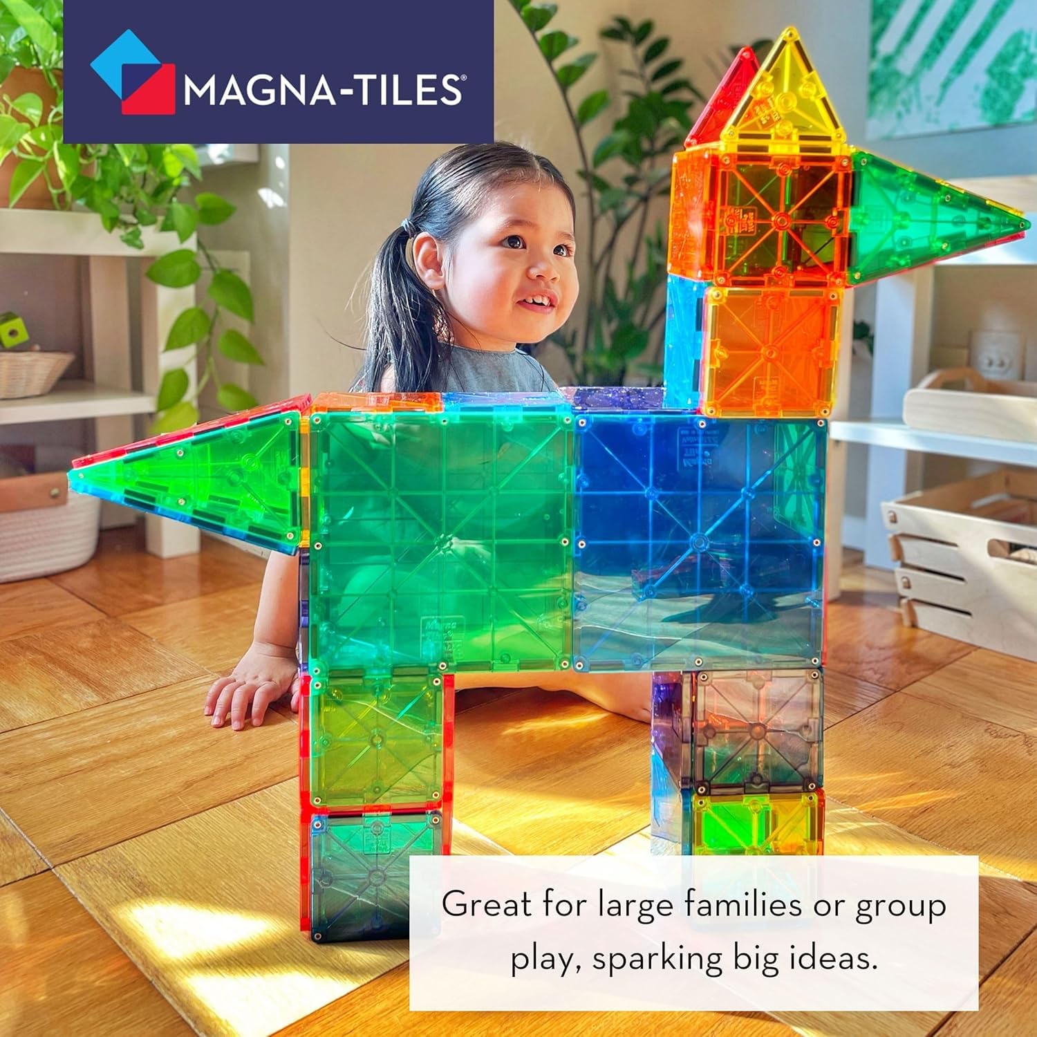 MAGNA-TILES comparación de tamaño con manos para mostrar escala y facilidad de agarre