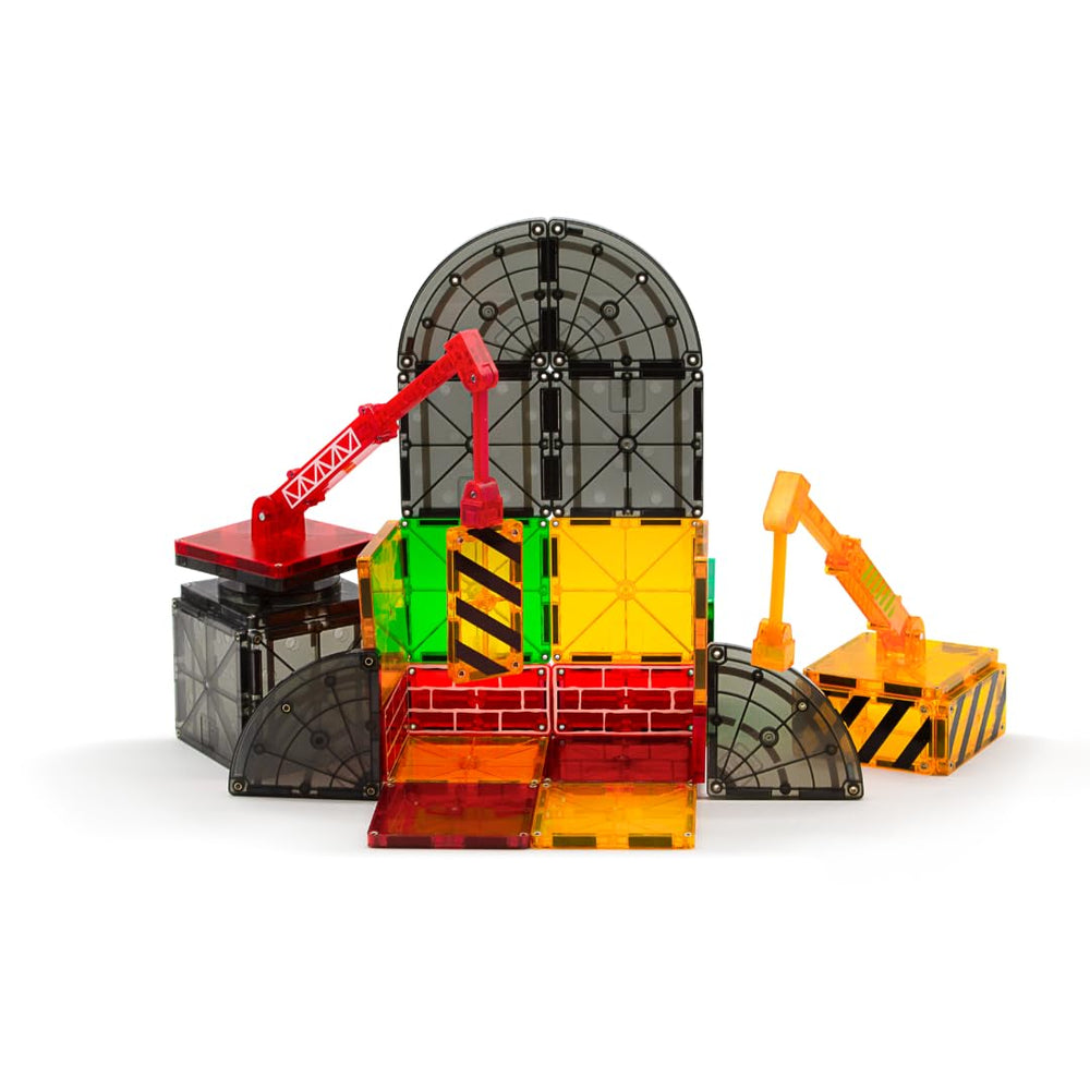 MAGNA-TILES comparación de tamaño con manos para apreciar escala y manejo fácil
