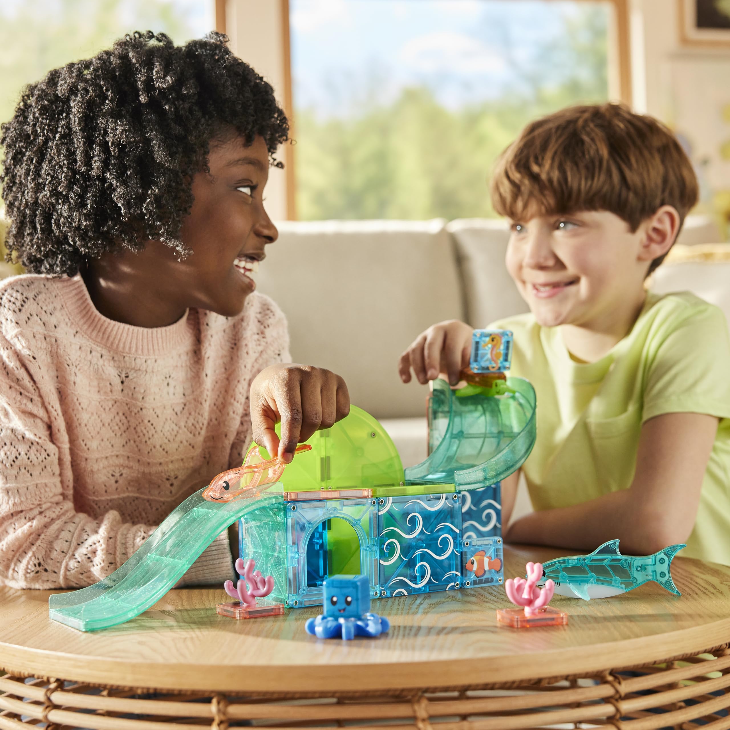 MAGNA-TILES comparación de tamaño con mano para escala, muestra adecuada edad 3+