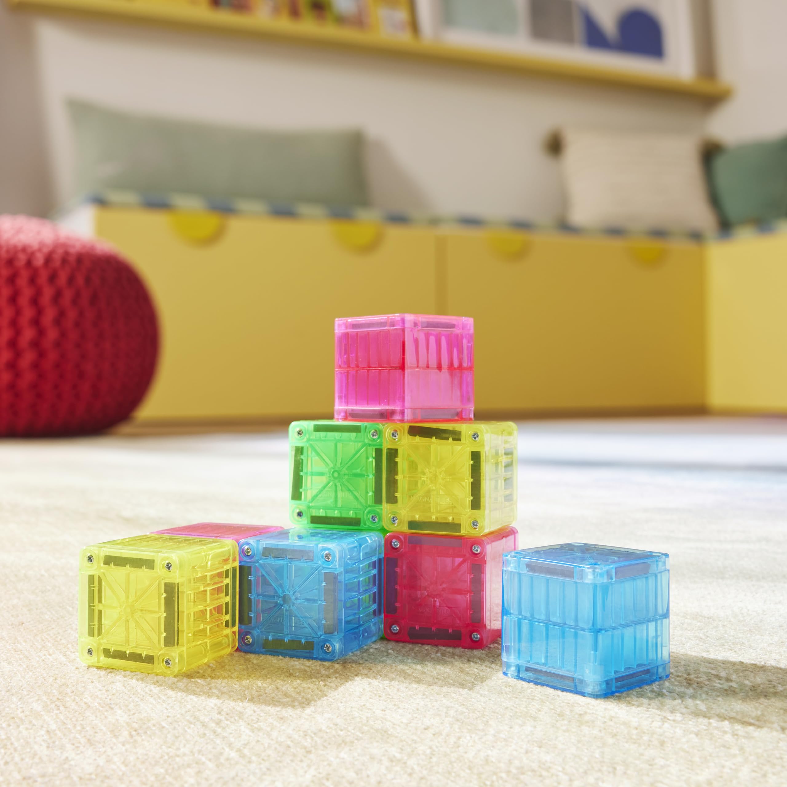 MAGNA-TILES primer plano de imanes dentro del cubo mostrando conexión fuerte