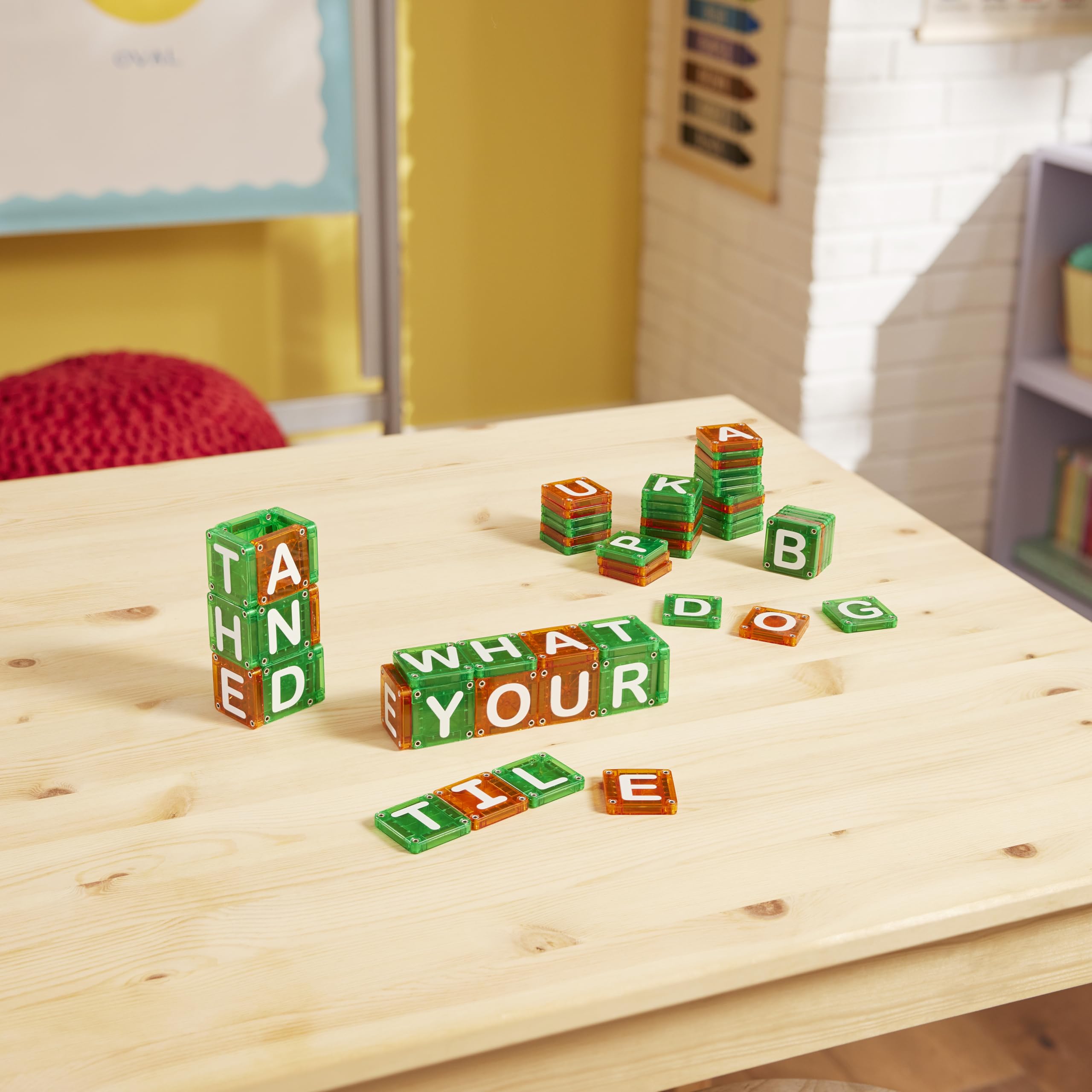 MAGNA-TILES piezas de letras distribuidas para aprender alfabeto y fonética