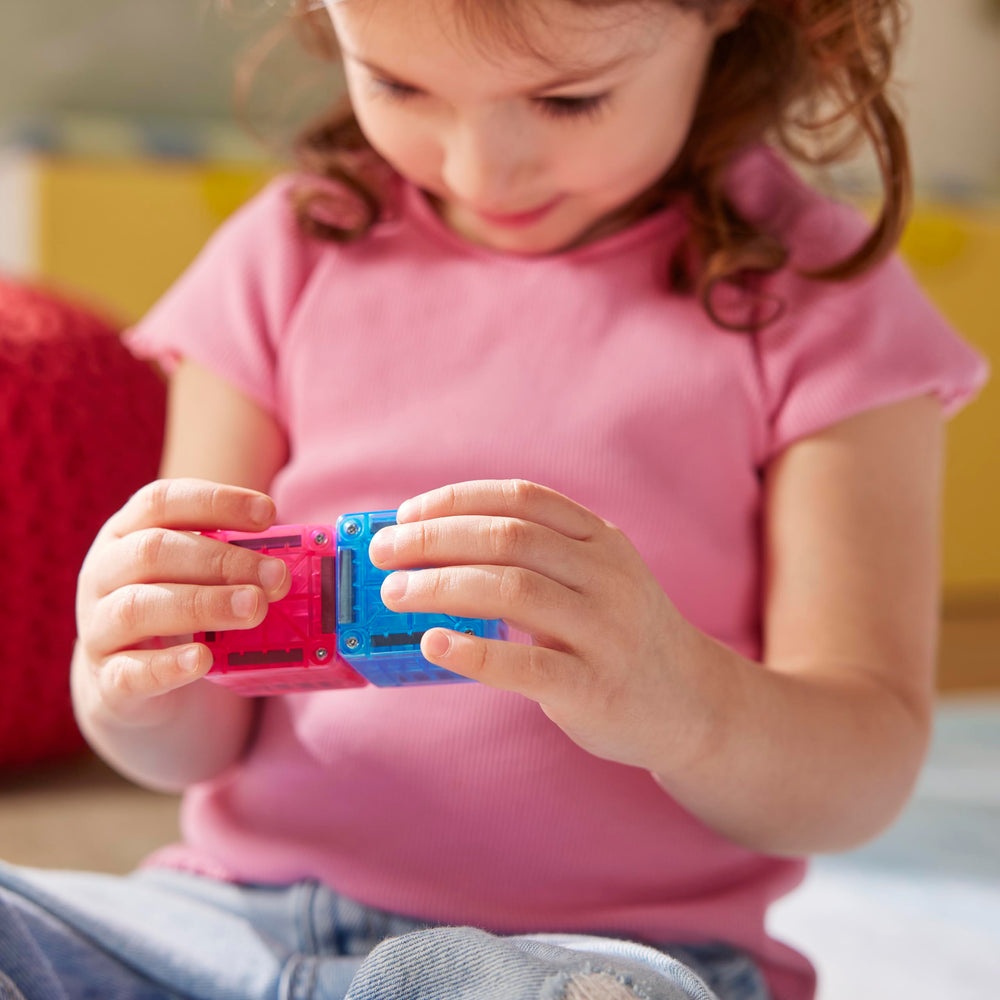 MAGNA-TILES set montado en mesa para juego creativo en casa