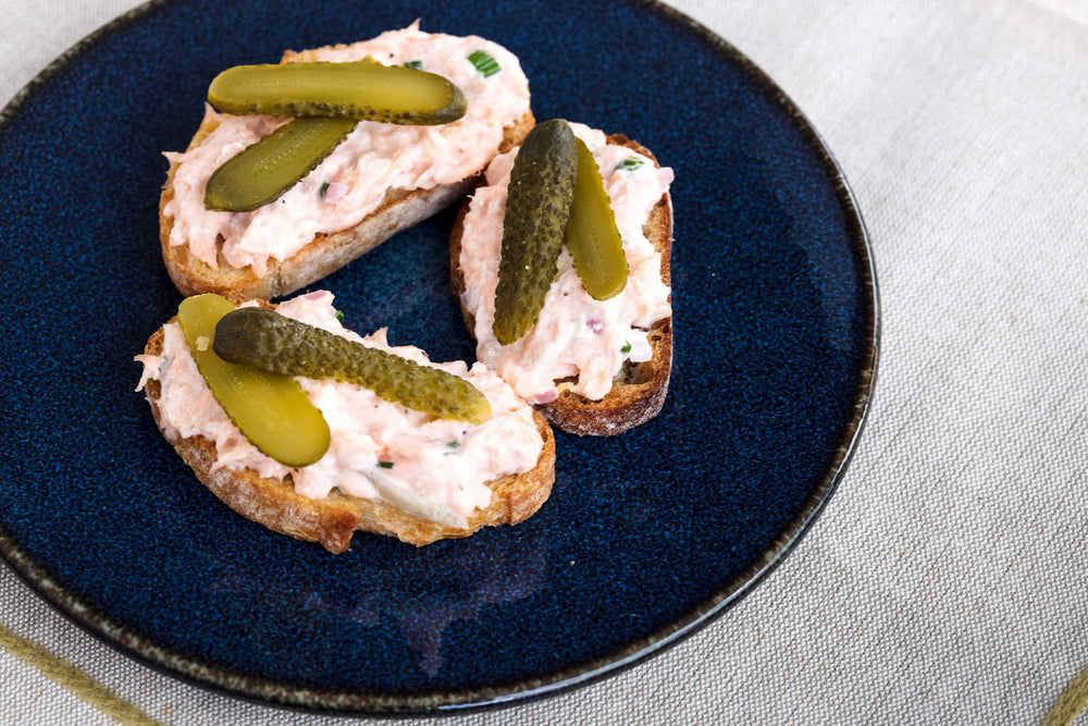 Maille cornichons sobre tabla de quesos realzando combinación de sabores
