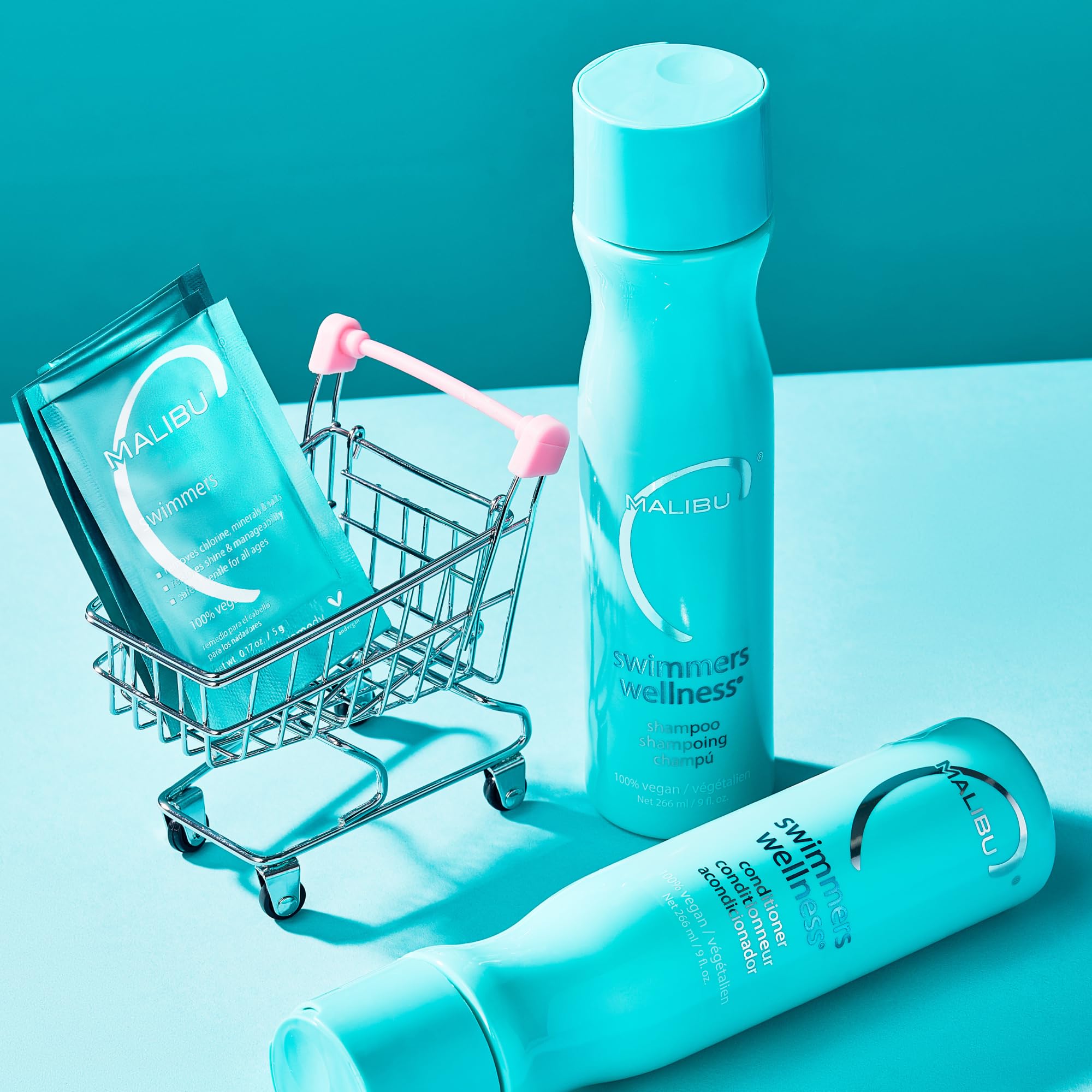 Malibu C acondicionador aplicado en cabello tras nadar para suavizar