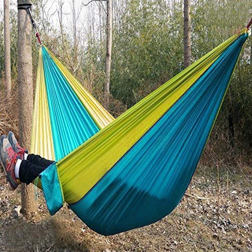 MalloMe persona relajada en hamaca al aire libre usando las correas
