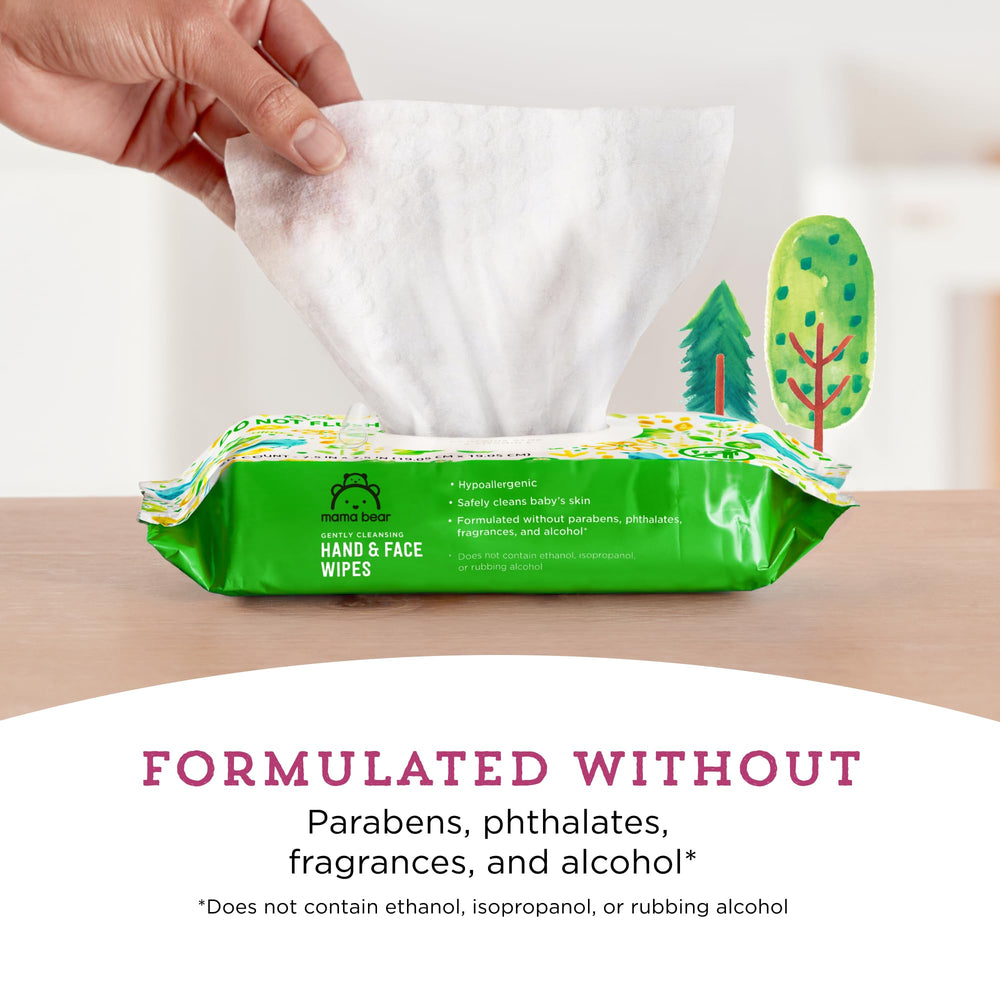 Mama Bear toallita usada en manos de bebé limpiando con delicadeza